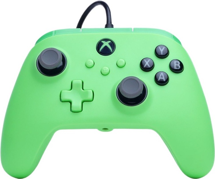 Na obrázku je zelený herní ovladač PowerA Advantage Plus pro Xbox. Na přední straně jsou dva analogové joysticky, směrový kříž, tlačítka A, B, X a Y a několik funkčních tlačítek uprostřed. Z horní části vede připojovací kabel, který slouží pro propojení s herní konzolí nebo počítačem. Ovladač má ergonomický tvar s pogumovanými rukojeťmi pro pohodlné držení při hraní.