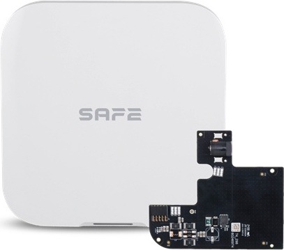 Hub Safe 2 Plus LTE - 9-15 V DC bílý Na obrázku je Hub Safe 2 Plus LTE v bílém provedení společně s vyjmutým vnitřním elektronickým modulem. Hub má čtvercové tělo se zaoblenými rohy, hladký přední panel a šedé logo SAFE uprostřed. Vedle zařízení je černá deska plošných spojů s drobnými součástkami, konektory a montážními otvory. Snímek ukazuje nejen vzhled samotné řídicí jednotky, ale také část její vnitřní elektroniky.