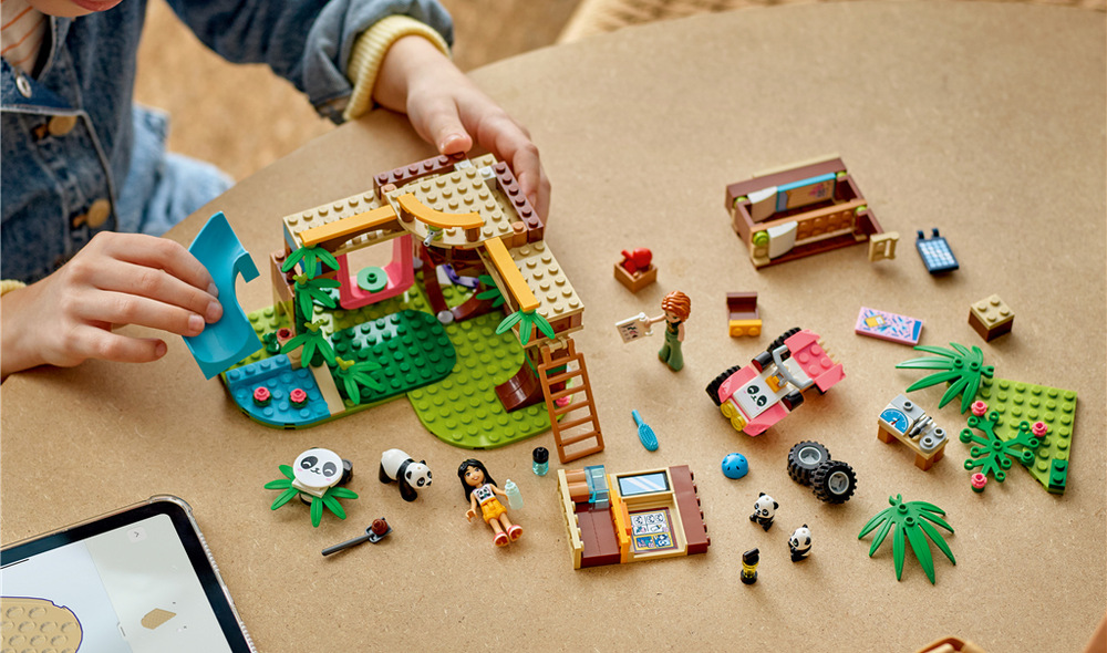 Stavebnice LEGO® Friends 42648 Péče o zvířátka v pandí záchranné stanici Váha, kartáč, bambus, jablko a další doplňky umožňují dětem kontrolovat pandy, pečovat o jejich srst a připravovat jim potravu