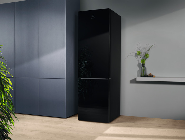 Chladnička s mrazničkou Electrolux LNT7ME34K1 černá Chladnička s mrazničkou Electrolux LNT7ME34K1 černá