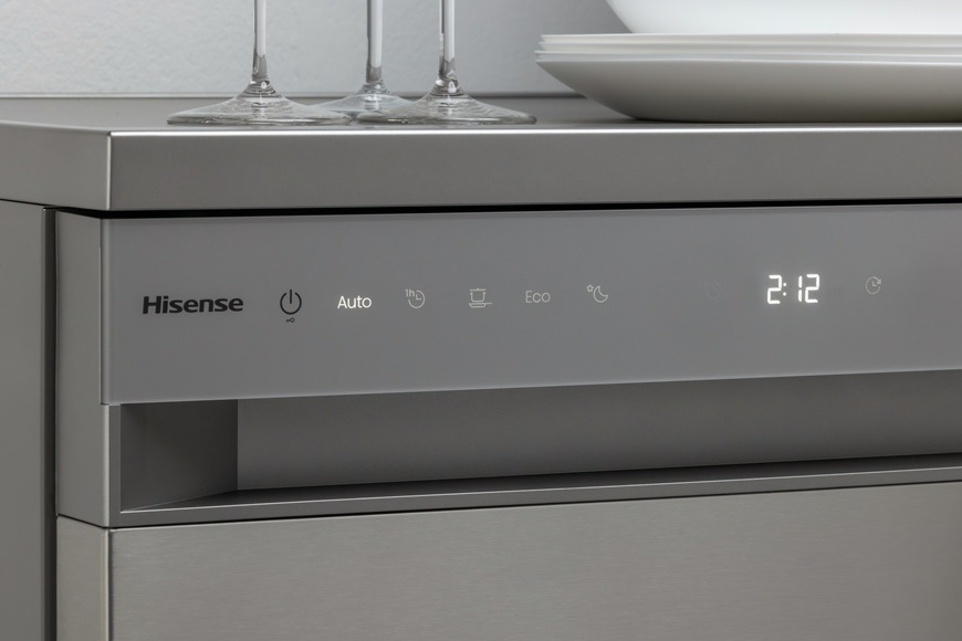 Myčka nádobí Hisense HS673A90BX černá Myčka má aktivovaný automatický program. Na displeji běží zbývající čas programu.