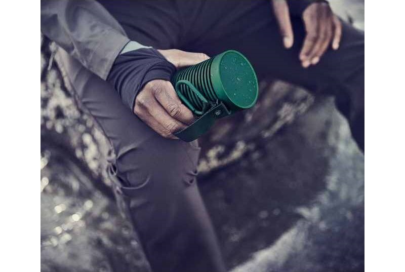 Přenosný reproduktor Bang & Olufsen BeoSound Explore zelený Přenosný reproduktor Bang & Olufsen BeoSound Explore zelený