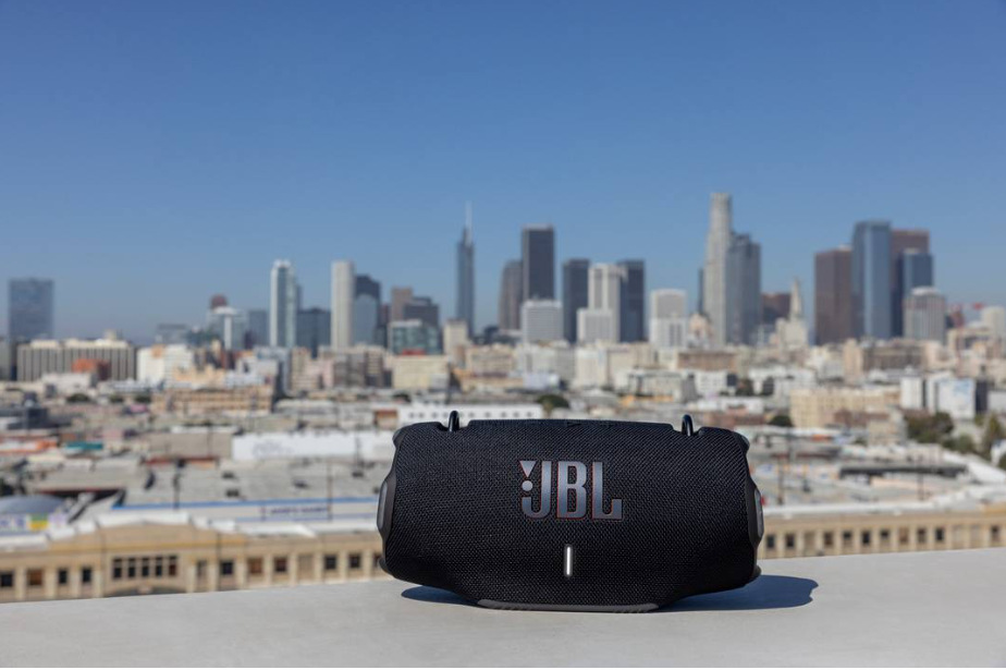 Přenosný reproduktor JBL XTREME 4, černý disponuje krytím dle IP67, takže mu neublíží voda ani prach