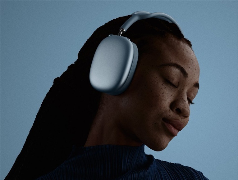 Sluchátka Apple AirPods Max 2 - temně inkoustové Žena s nasazenými sluchátky.