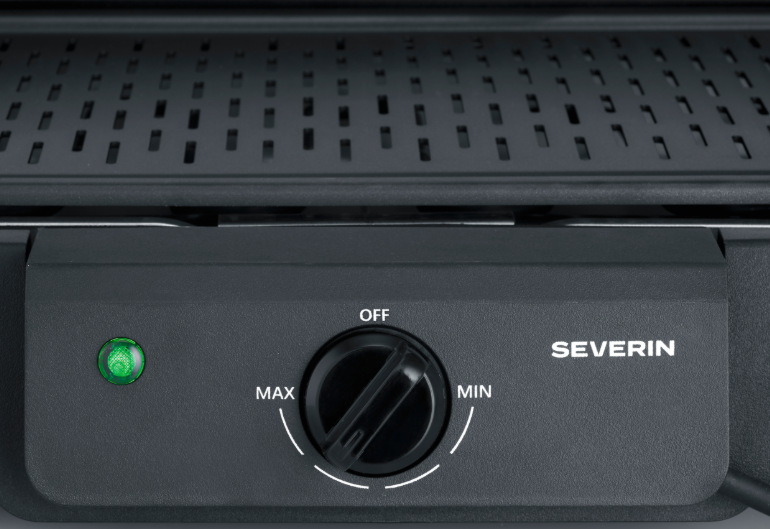 Gril Severin PG 8596 Detail otočného regulátoru teploty a kontrolky provozu elektrického grilu Severin PG 8596