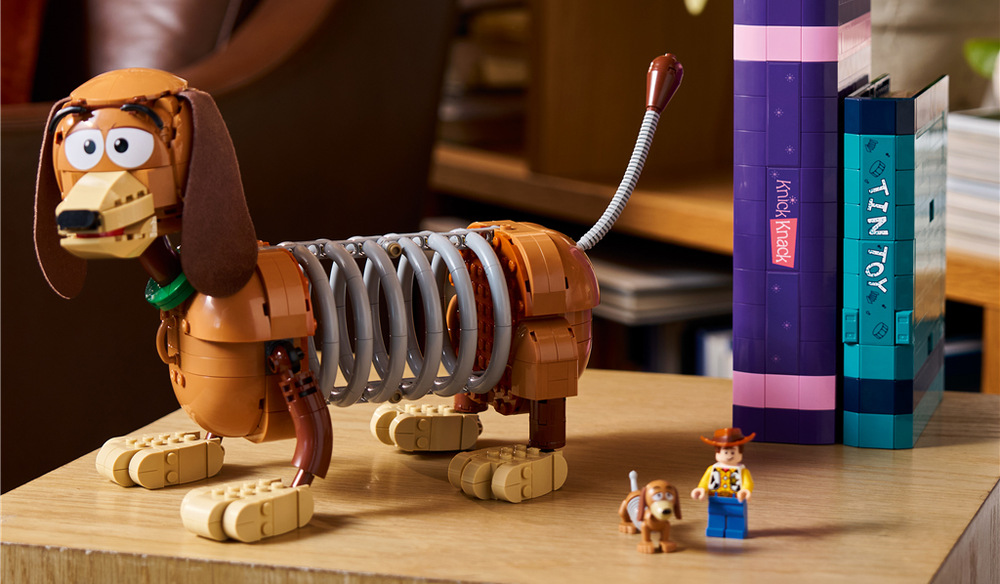 Stavebnice LEGO® │ Disney a Pixar 43301 Knižní zarážky: Slinky z filmu Toy Story Stavění 1 311 dílků nabídne dospělým fanouškům Toy Story kreativní relaxaci i sběratelský model.