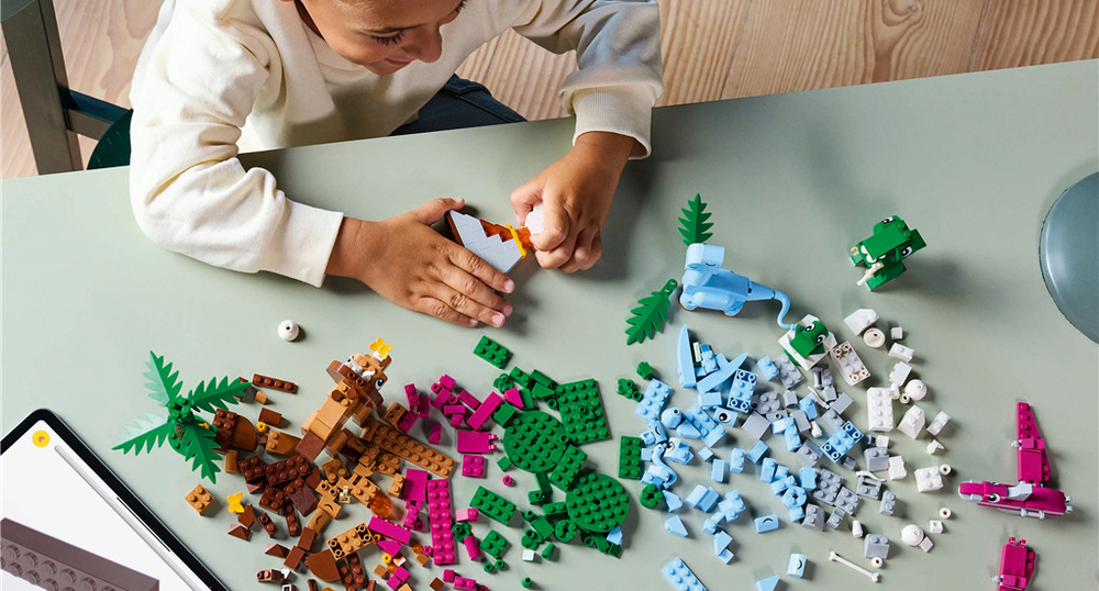 Stavebnice LEGO® Classic 11041 Kreativní dinosauři Sopka a palma rozšíří dinosauří scénu a poslouží jako kulisy pro vlastní pravěká dobrodružství.