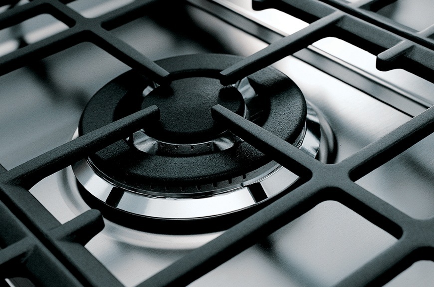 Kombinovaný sporák Whirlpool W6G8LCSWX nerez Detail obrázku litinových mřížek.