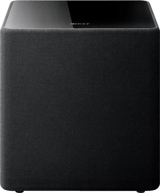 Černý subwoofer KEF Kube 10 MIE z čelního pohledu, s textilním povrchem a lesklou horní deskou s logem KEF.