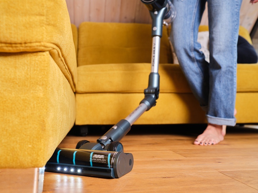 tyčový vysavač ETA Lunar, flexibilní kloub a osvětlení na hubici