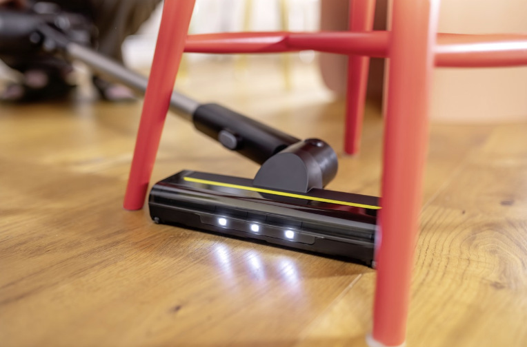 Podlahová hubice Kärcher VCS 3 Nano Complete Aku s LED osvětlením při vysávání pod židlí
