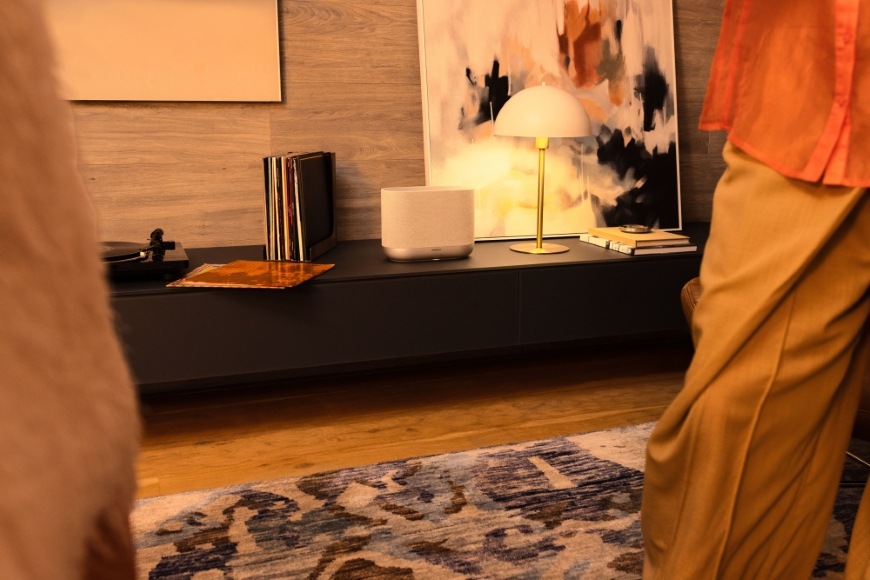 Reproduktor Denon Home 400 stříbrný Televizní skříňka s reproduktorem Denon Home 400 a gramofonem