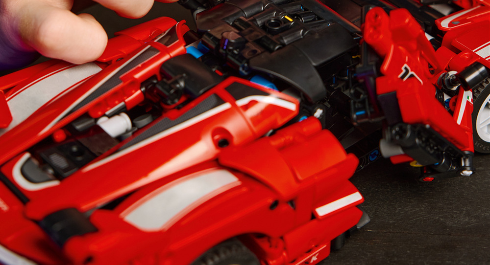 V12 motor s pohyblivými písty umožňuje při stavění sledovat techniku ukrytou uvnitř vozu.