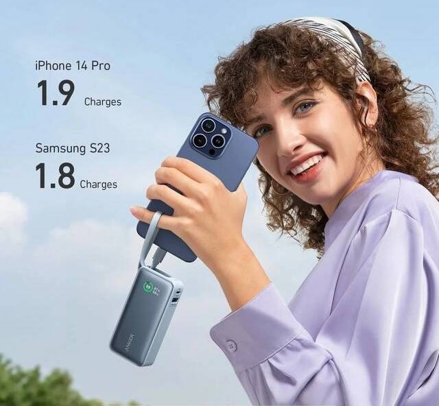 powerbanka Anker 545 Nano nabíjí smartphone v ruce uživatelky venku, kompaktní řešení na cesty