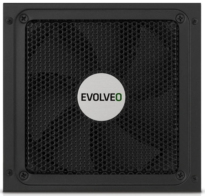 Na obrázku je strana napájecího zdroje Evolveo s velkou černou ventilační mřížkou. Pod mřížkou je vidět velký ventilátor a uprostřed kulatá samolepka s logem EVOLVEO. V rozích a po obvodu jsou vidět šrouby držící rám mřížky. Jde o detail chladicí části zdroje.