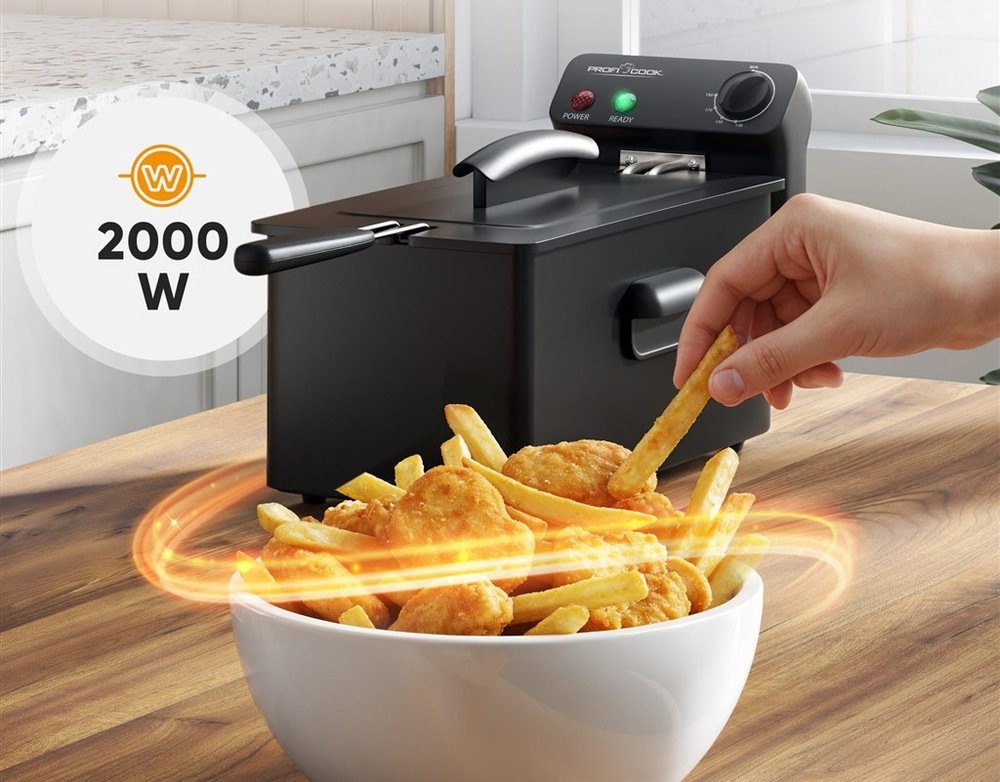 Fritéza Profi Cook FR 1325 černá Fritéza s výkonem 2 000 W v pozadí, před ní miska s hranolky a nugetkami, ze které ruka bere hranolek