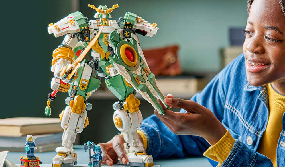 Stavebnice LEGO® NINJAGO® 71860 Lloydův titanový robot: 15 let NINJAGO Výroční robot z 1 293 dílků měří přes 32 cm a je určen stavitelům od 14 let