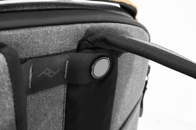 Batoh Peak Design Everyday Backpack 20L (v2) šedý Batoh Peak Design Everyday Backpack 20L (v2) šedý