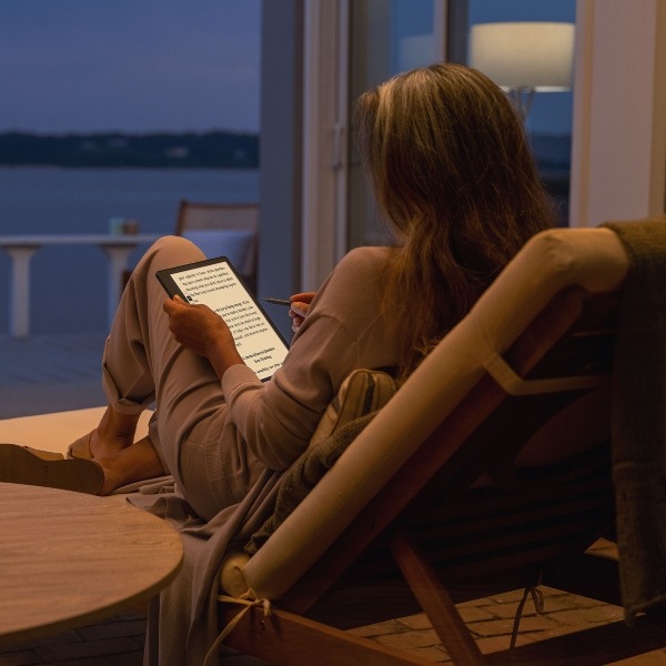 Amazon Kindle Scribe 2022 16 GB + standardní pero (B09BS5XWNS), šedá