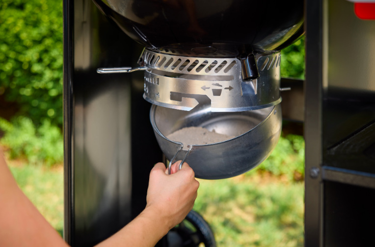 Gril zahradní na dřevěné uhlí Weber Performer Premium 57 cm Systém One Touch grilu Weber Performer Premium 57 cm s vyjímatelným popelníkem