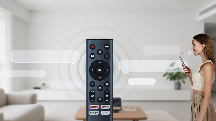 žena ovládá Laser TV Hisense C3 hlasem přes ovladač
