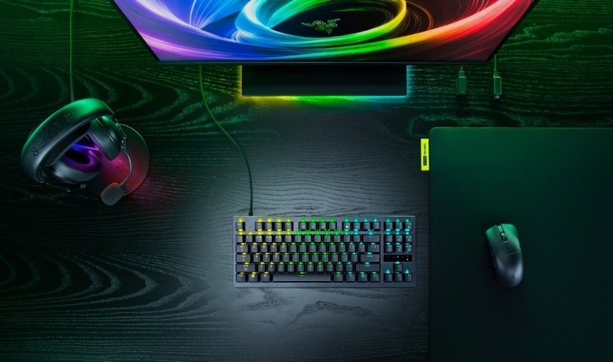 Herní sestava s klávesnicí Razer Huntsman V3 Tenkeyless, myší a podložkou na stole