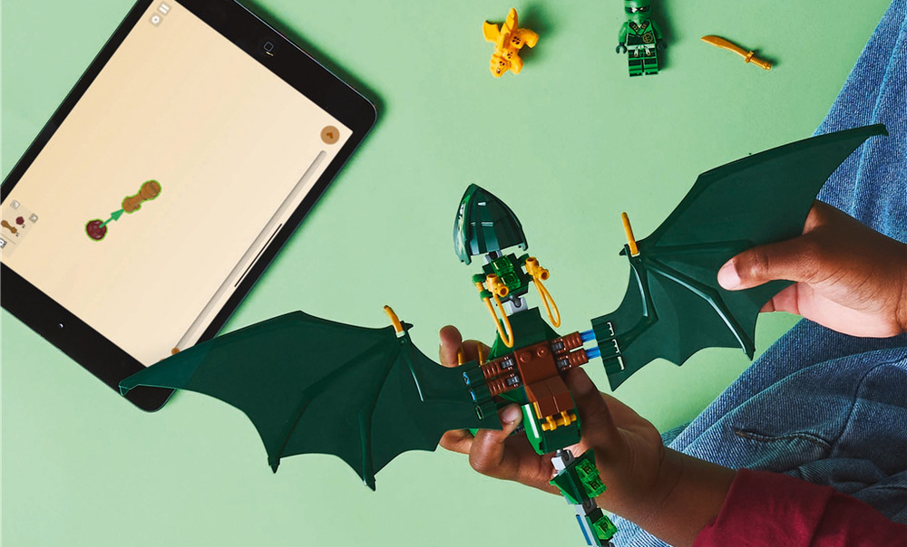 Stavebnice LEGO® NINJAGO® 71829 Lloydův zelený lesní drak Aplikace Builder provede stavbou 128 dílků a drak pak nabídne dobrodružství plná letů i soubojů.
