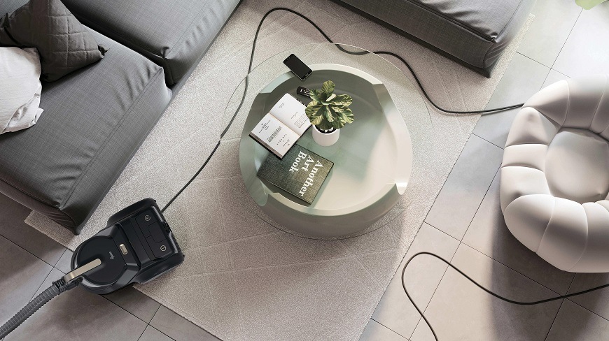 HP410P 011 vysavač v obýváku, dlouhá přívodní šňůra je všude po místnosti
