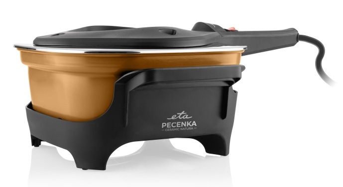 Pohled zboku na Pečenku ETA Ceramic Natura s béžovou keramickou nádobou, umístěnou v černém podstavci se zavřeným víkem