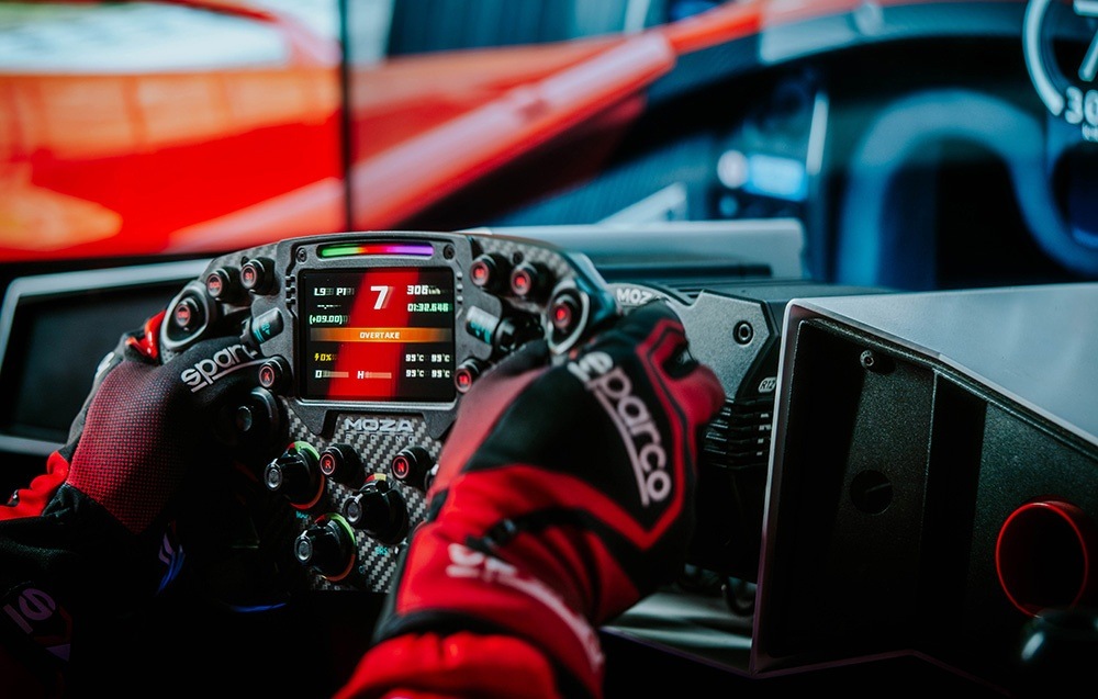 Základna Moza Racing R12 V2 (PC) hliník Moza Racing R12 V2 (PC) zaujme i hliníkovým šasi
