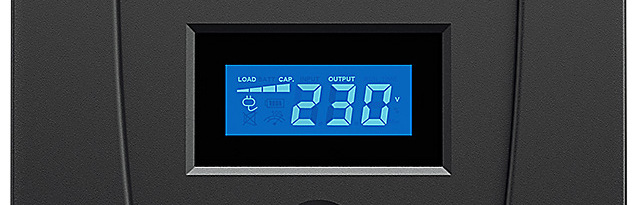Záložní zdroj CyberPower GreenPower Value LCD UPS 2200VA/1320W černý Na obrázku je detail LCD displeje na záložním zdroji CyberPower GreenPower Value LCD 2200VA/1320W. V černém rámečku je modře podsvícený displej s velkými číslicemi (na ukázce 230 V) a menšími ikonami a ukazateli kolem, které znázorňují stav zátěže, kapacitu baterie a výstupní napětí.