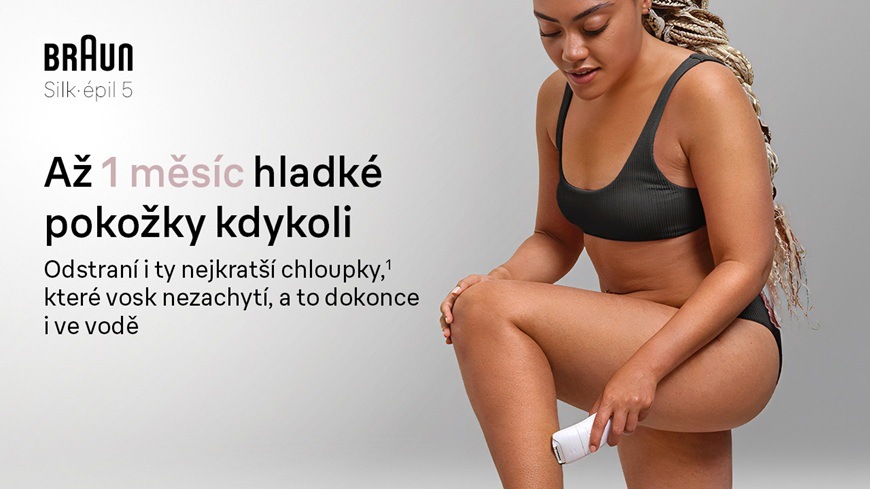 Žena si epiluje nohy pomocí epilátoru Braun Silk-épil 5 SE5-011.
