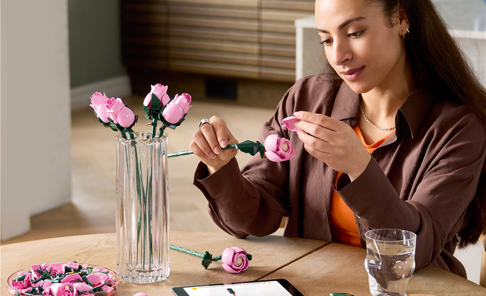 Stavebnice LEGO® Botanicals 10374 Kytice růžových růží Čtyři růže v plném květu, čtyři rozkvétající růže, čtyři poupata a nevěstin závoj vytvářejí pestrou kytici.