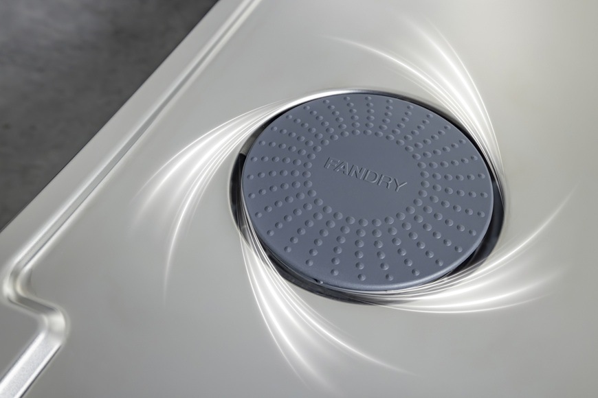 Myčka nádobí Hisense HV693A66UVAD Detailní záběr na ventilátor, který odvádí vlhký vzduch ven. Zároveň nasává čerstvý vzduch z venku pro efektivní vysušení nádobí.