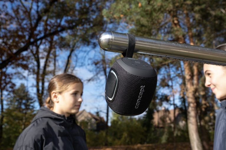 Přenosný reproduktor Concept SoundJoy BR5010 černý Concept SoundJoy BR5010 zavěšený pomocí poutka na kovovém zábradlí ve venkovním prostředí