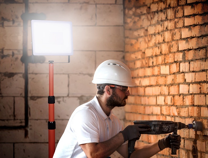 Reflektor Solight 30 W, 2700 lm, 4000 K, IP65, se sklopným stojanem oranžový
