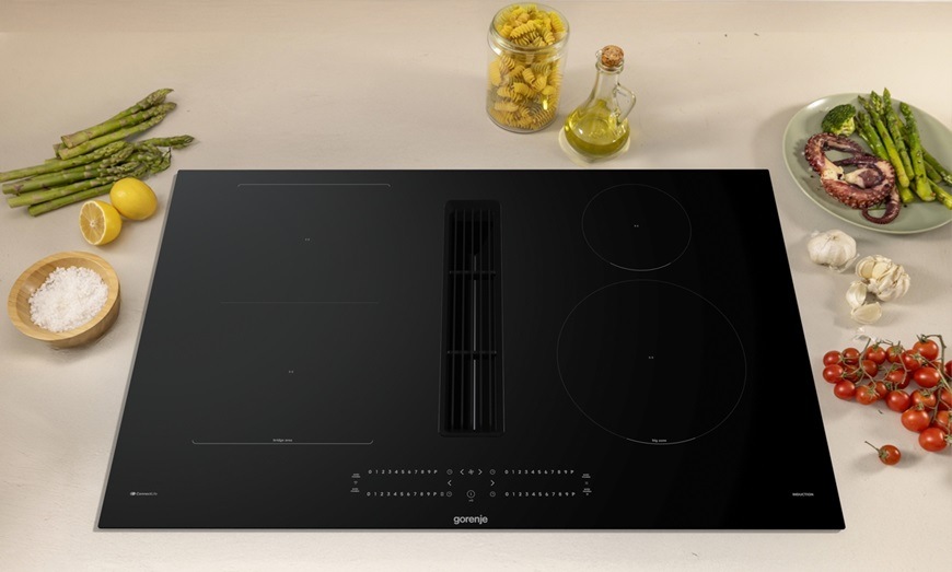 Indukční varná deska s odsáváním Gorenje G600 GEH8432BSCWF černá Indukční varná deska Gorenje GEH8432BSCWF se zabudovaným odsáváním par, černá, ve vaší domácnosti