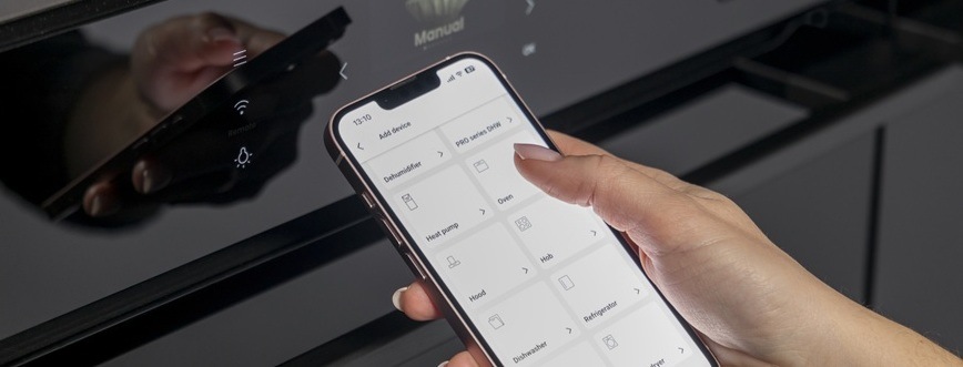 Trouba Hisense BI614P8B černá Trouba Hisense BI614P8B s funkcí chytrého propojení nabízí možnost vzdáleného ovládání přes mobilní aplikaci ConnectLife, díky čemuž lze jednoduše spravovat nastavení i kontrolovat průběh pečení odkudkoliv.