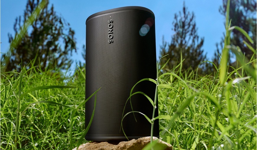 Přenosný reproduktor SONOS Play bílý Reproduktor umístěný v trávě.