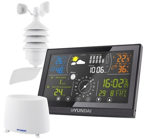 Černá meteostanice Hyundai WSP 5100 RWIND s bílým větrným a dešťovým senzorem umístěných vedle hlavní jednotky