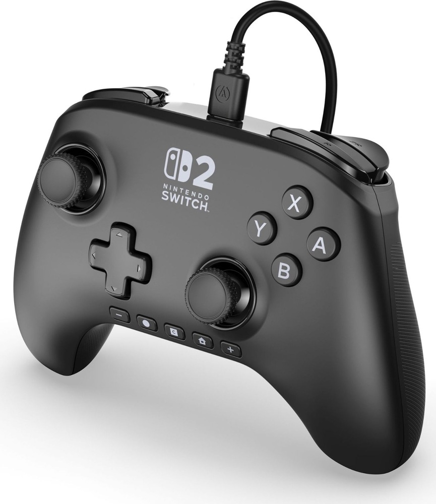 Gamepad PowerA Advantage - Nintendo Switch 2 černý Na obrázku je černý drátový gamepad PowerA Advantage pro Nintendo Switch 2 z šikmého předního pohledu. Uprostřed je logo Nintendo Switch 2 a nahoře je zapojený kabel. Ovladač má dva analogové joysticky s vroubkovaným okrajem, směrový kříž, tlačítka A, B, X a Y a spodní řadu menších funkčních tlačítek. Na horní hraně jsou částečně vidět spouště a rukojeti mají texturovaný povrch pro pevnější držení.