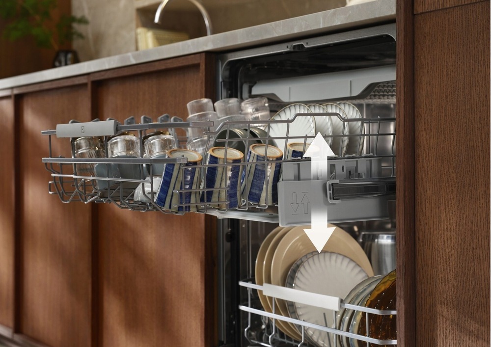 Otevřená myčka Electrolux plná nádobí s vysunutým horním košem – znázorněny závěsy QuickLift.