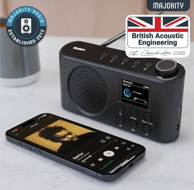 Rádio Majority Orwell PRO bezdrátově přehrává hudbu z chytrého telefonu přes Bluetooth na kuchyňské lince.