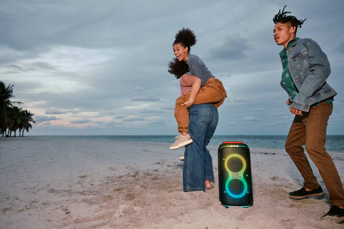 Díky sklápěcí rukojeti reproduktoru JBL PARTYBOX CLUB 120 jej snadno kamkoliv přenesete