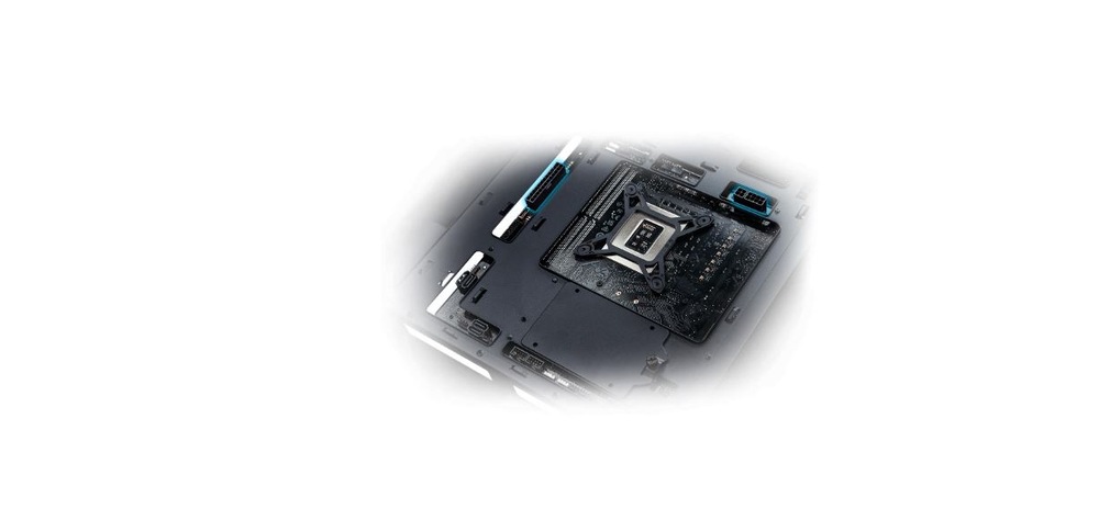 Case Asus A21 PLUS TG ARGB černá Detailní záběr základní desku počítače s centrálním socketem pro procesor a okolními elektronickými součástkami. Na záběru převládají černé a stříbrné tóny s výraznými konektory, které navozují technologický a moderní dojem.