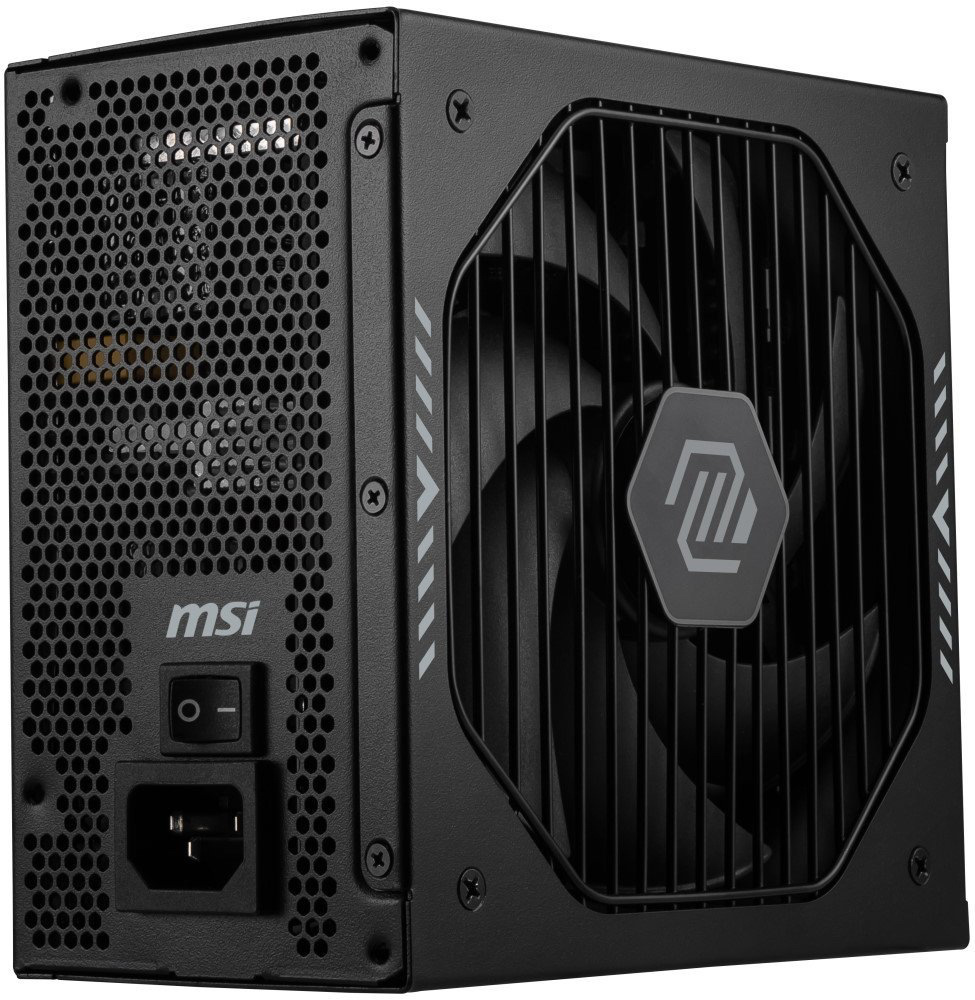 Zdroj MSI MSI MAG A1000GLS 1000W PCIE5 černý Na obrázku je černý počítačový napájecí zdroj MSI MAG A1000GLS 1000W PCIE5 zachycený šikmo zepředu. Vpravo je velký ventilátor za černou mřížkou s logem MSI uprostřed, vlevo zadní panel s jemnou perforací, kolébkovým vypínačem a konektorem pro napájecí kabel.