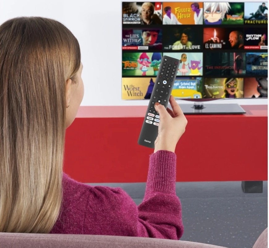 Dálkový ovladač Hama univerzální ovladač 1:1 pro TV TCL černý Žena držící dálkový ovladač Hama 221068 1:1 pro TV TCL