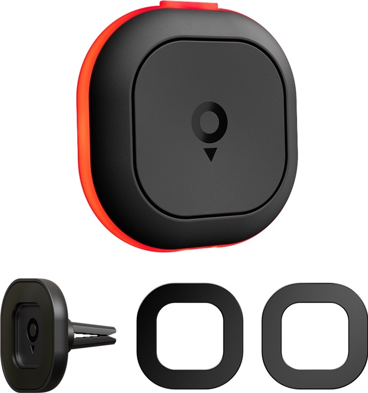 Na obrázku je černý čtvercový asistent TomTom se zaoblenými rohy, který má po obvodu výrazně červeně svítící LED okraj a uprostřed symbol mapové šipky. Pod ním se nachází černé příslušenství tvořené držákem do mřížky ventilace auta a dvěma náhradními plastovými rámečky.