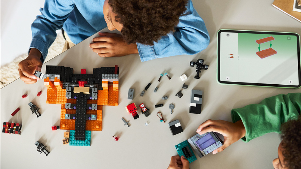 Stavebnice LEGO® Minecraft® 21590 Souboj s Witherem Pracovní stůl, lektvar, palcát, lebky i netheritová hvězda obohatí hru o známé předměty a nové scénáře.