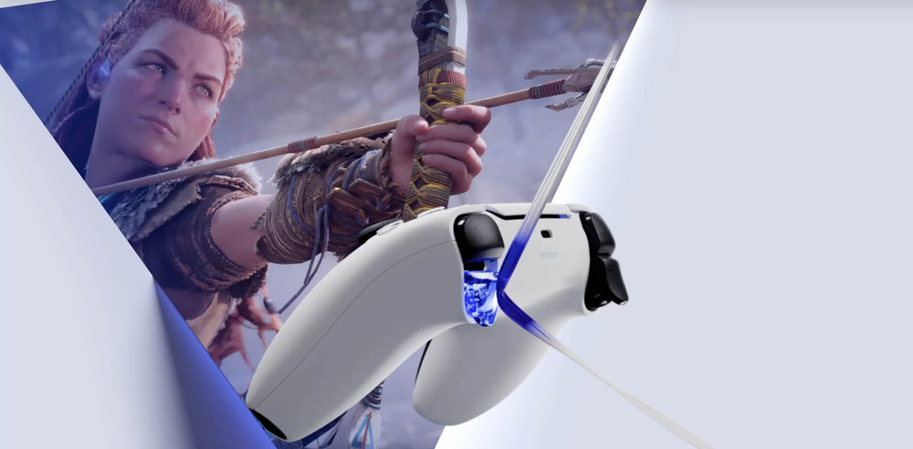 Záběr na ovladač DualSense s výřezem hlavní hrdinky Aloy ze hry Horizon Zero Dawn na pozadí.